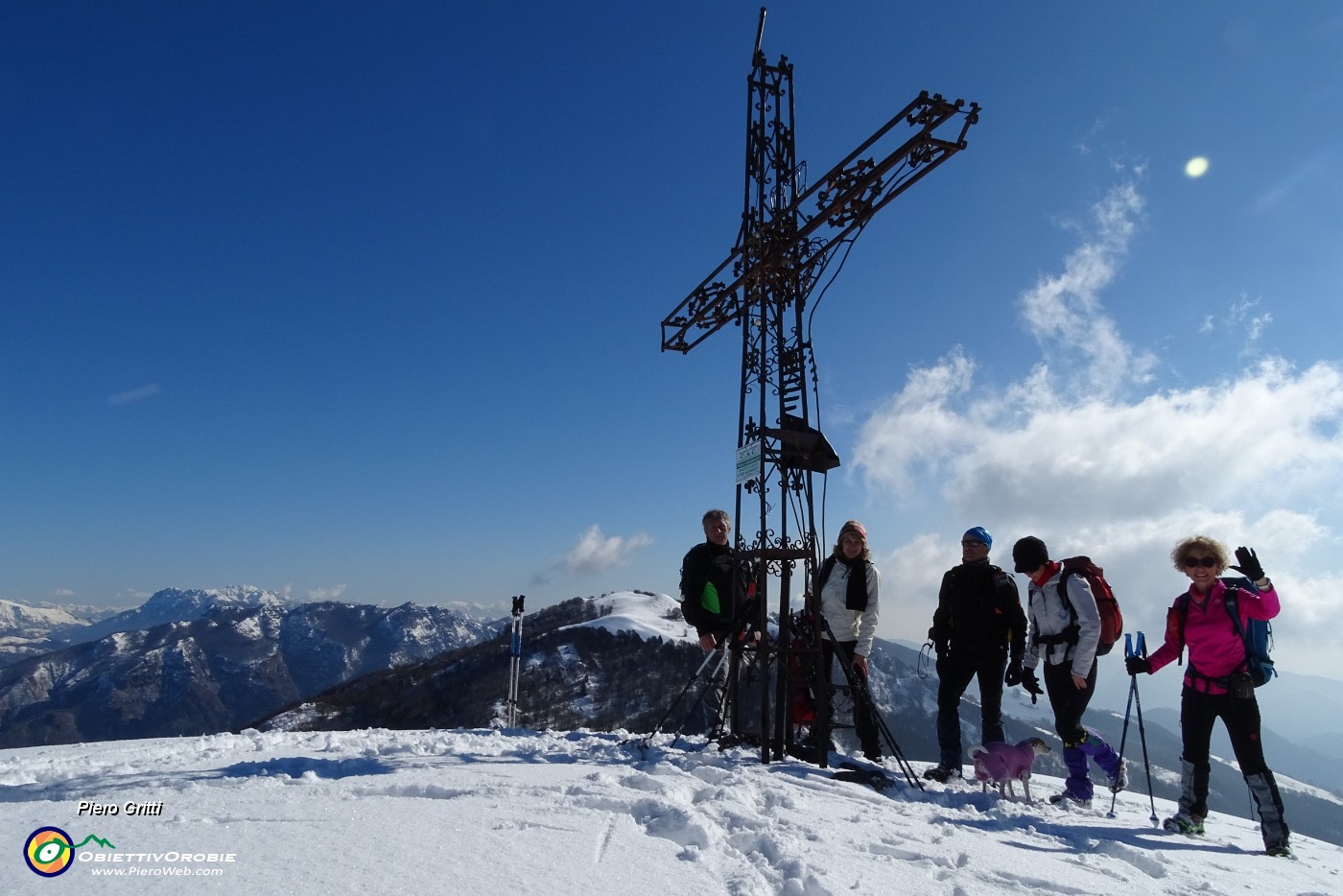 37 Alla croce di vetta dello Zuc di Valbona (1545 m).JPG